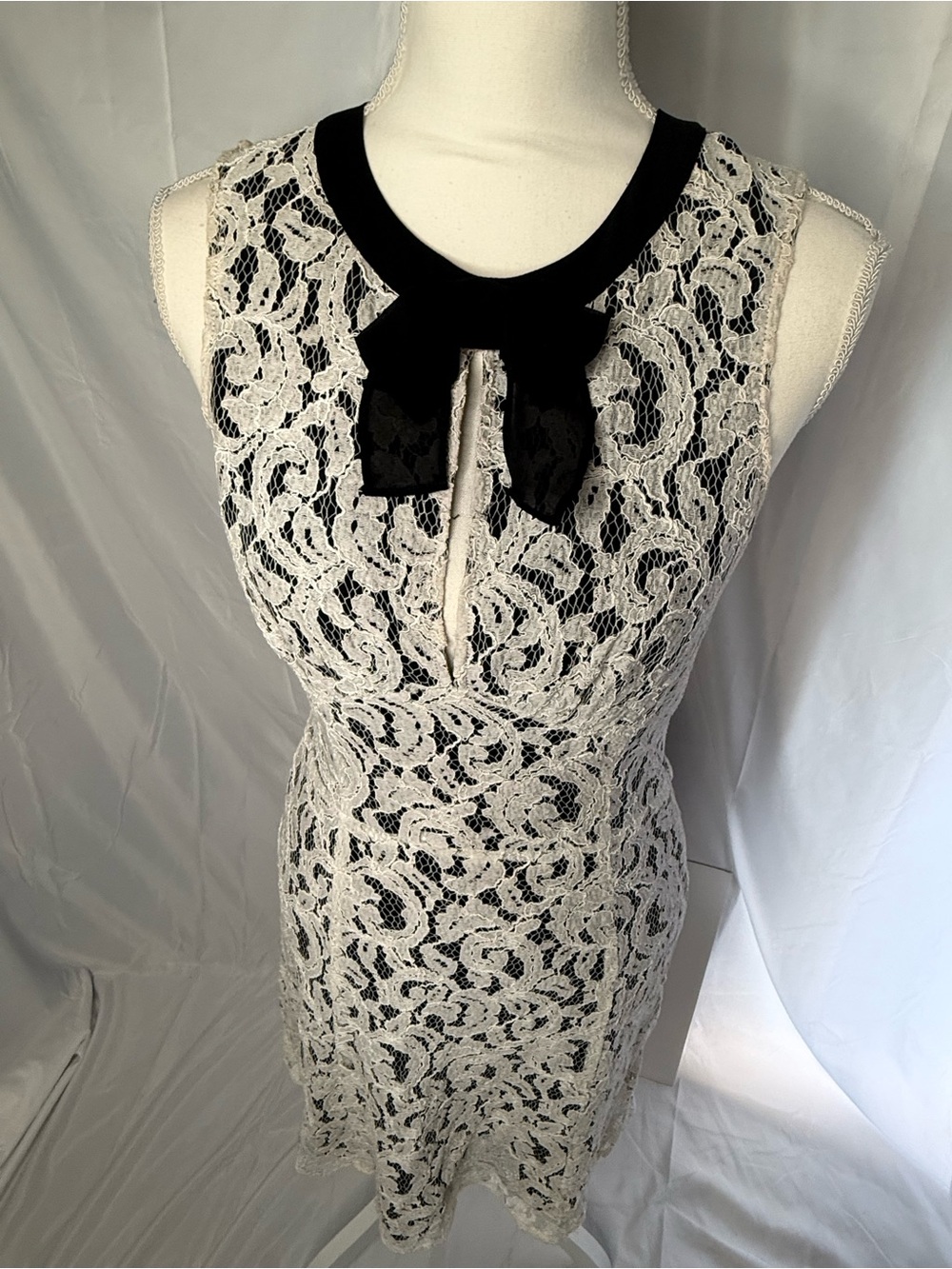 Victoria’s Secret Overlay Bow-Trim Sheath Dress in White and Black - Picture 3 of 10